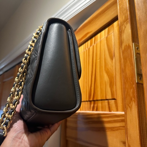 Tory Burch Fleming Bag. Gray with gold hardware. Very good condition - Picture 9 of 14